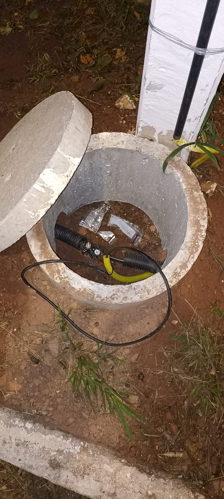 Vândalos furtaram cerca de 200 m de fiação de alumínio dos postes de iluminação pública