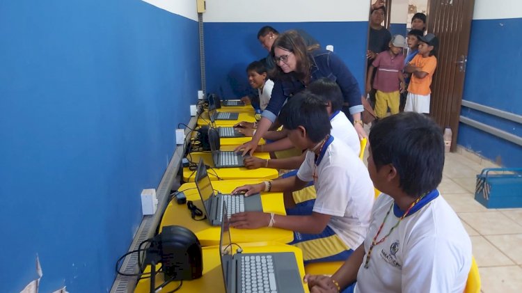 Cerca de 700 estudantes indígenas recebem uniformes escolares e equipamentos de informática em Barra do Garças