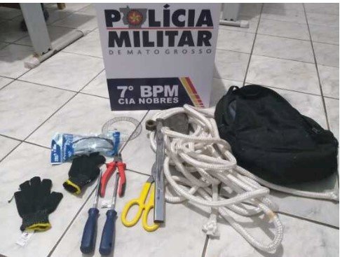 PM apreende adolescentes de 14 e 16 anos que tentavam furtar agência do Sicredi