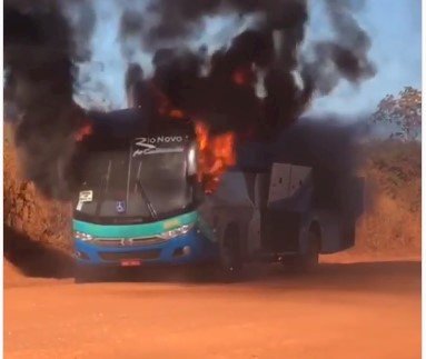 Ônibus fica totalmente destruído após ser consumido por incêndio no Araguaia