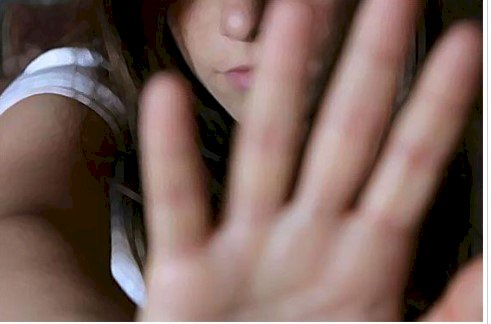Mulher é estuprada pelo próprio 'amigo' enquanto estava desacordada