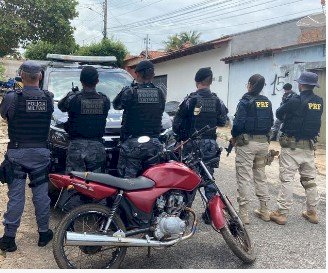 APÓS DISPAROS DE ARMA DE FOGO, HOMEM É PRESO E MOTOCICLETA É RECUPERADA PELA PRF E PM