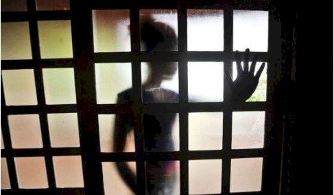 Menina é estuprada por três dias por rapaz que conheceu na internet