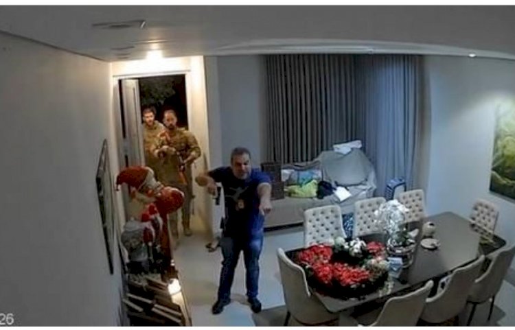 Delegado armado invade casa e diz que vai