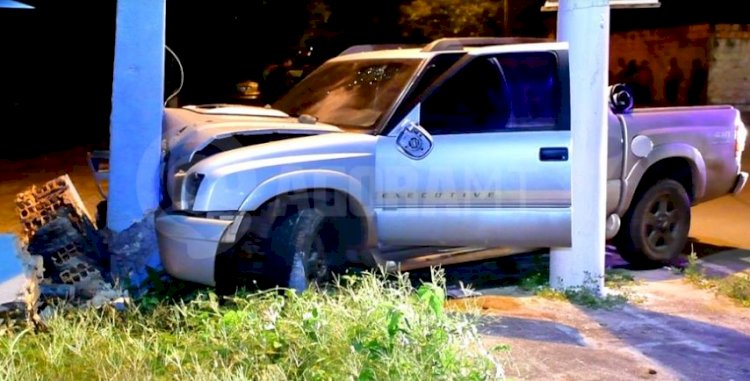 Dupla rouba caminhonete, foge e é presa após bater veículo em poste