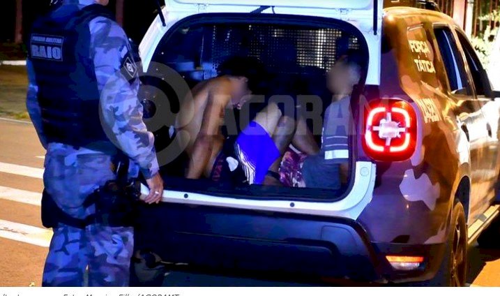 Dupla rouba caminhonete, foge e é presa após bater veículo em poste