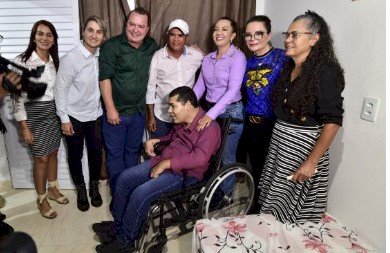 Virginia Mendes entrega cadeiras de rodas em Pontal do Araguaia