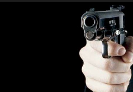 Criminosos invadem casa, fazem família refém e atiram contra esposa de médico na cidade de Aragarças