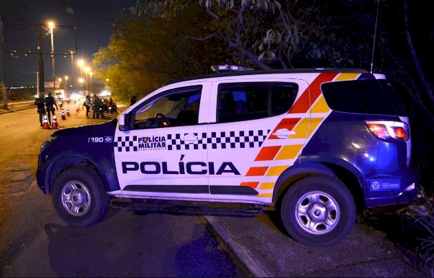 Idoso de 67 anos espanca namorada de 20 após festança e acaba preso