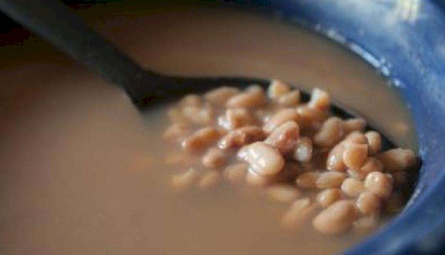 Cozinheira é pressionada e joga feijão quente na cara de colega em MT