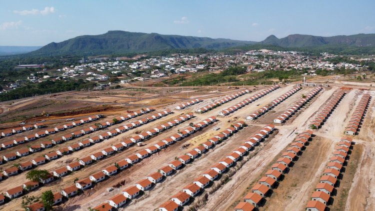 Obras: Equipe trabalha em diversos serviços simultaneamente no Residencial Carvalho I, II e III