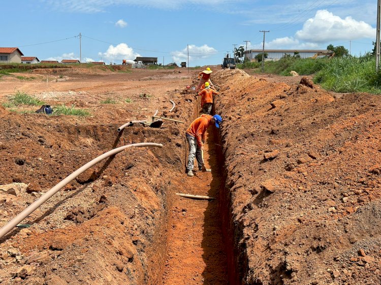 Obras: Equipe trabalha em diversos serviços simultaneamente no Residencial Carvalho I, II e III