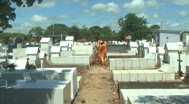 Preparação para o dia de finados no cemitério de Barra de Garças-MT.