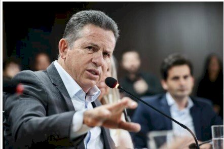 Mauro sanciona lei que proíbe uso de celular em sala de aula pelos alunos em MT